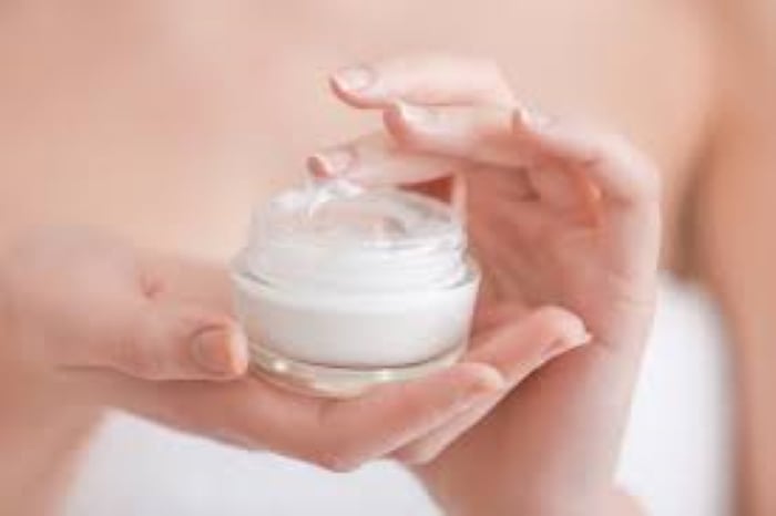 Bôi kem dưỡng ẩm sẽ giúp làn da trẻ khỏe hơn