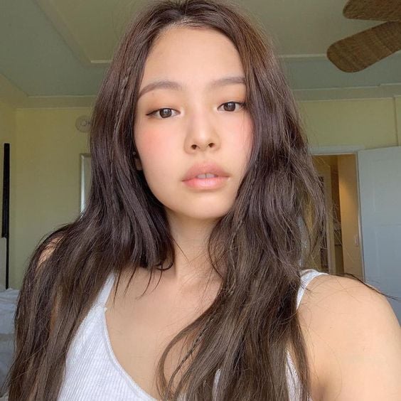 Jennie dù có lịch trình bận rộn nhưng cô vẫn luôn dành thời gian chăm sóc da.