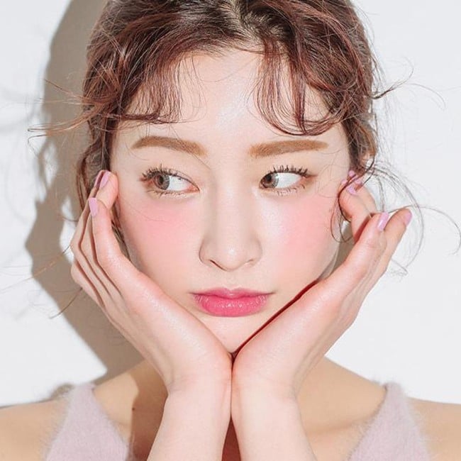 Chỉ cần lấy một lượng son nhỏ ra ngón tay, chấm nhẹ lên má rồi dùng tay hoặc mút trang điểm tán nhẹ là có ngay lớp má hồng tự nhiên, bóng nhẹ.