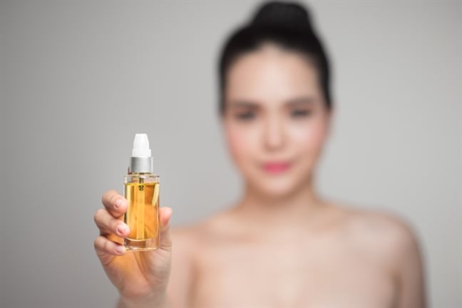 Nên kiểm tra trước khi thoa một sản phẩm mới chứa tinh dầu lên toàn bộ khuôn mặt.