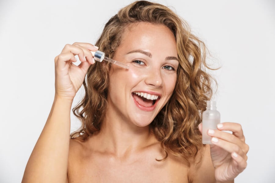 Vitamin C là một hoạt chất rất nhạy cảm với ánh sáng và oxy, tiếp xúc với hai loại này sẽ oxy hóa