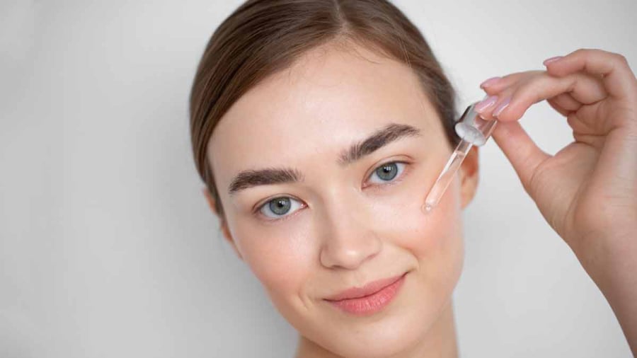 Vitamin C là một trong những hoạt chất skincare ngắn lão hóa da cơ bản cần có trong quy trình chăm sóc da.