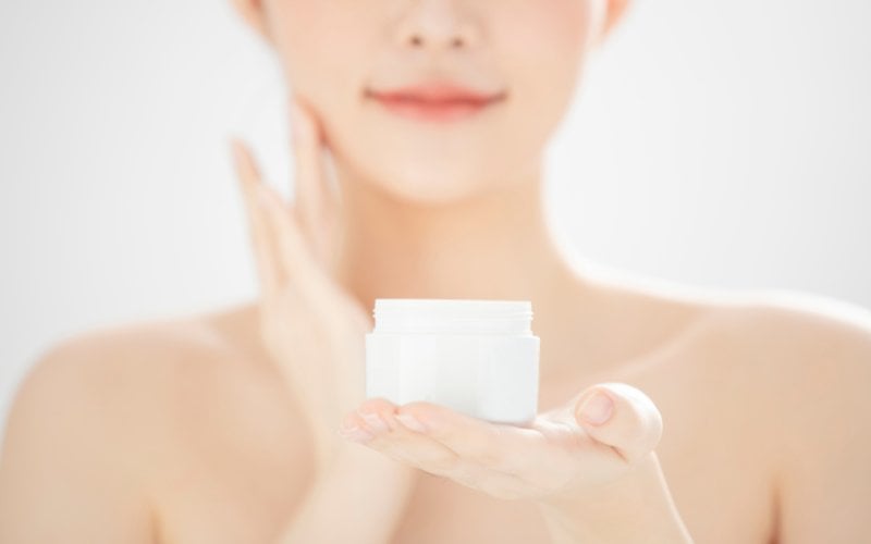 Mùa hè làn da dễ mất nước nên việc bôi kem dưỡng ẩm để cấp ẩm và làm dịu làn da