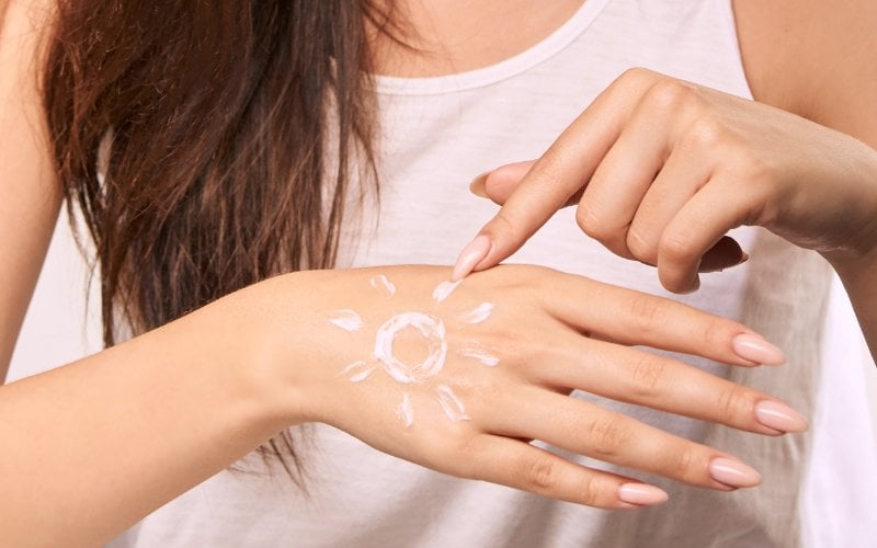 Hãy bôi kem chống nắng mỗi ngày, ngay cả khi trời râm mát.