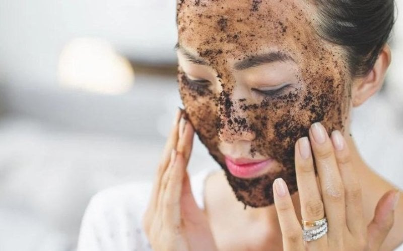 Hãy tẩy tế bào chết dịu nhẹ từ 1-2 lần mỗi tuần để loại bỏ lớp da sần sùi, xỉn màu