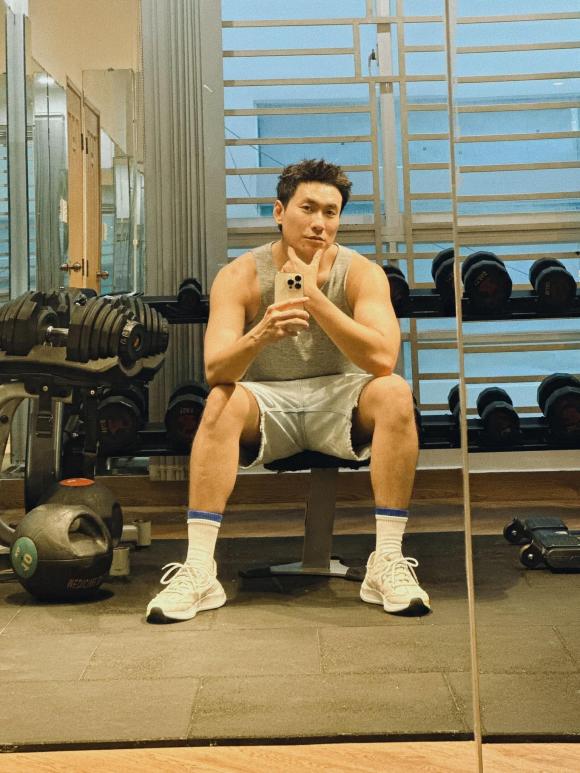 Kiều Minh Tuấn đã gây chú ý khi đăng tải loạt ảnh khoe body cực kì xịn xò