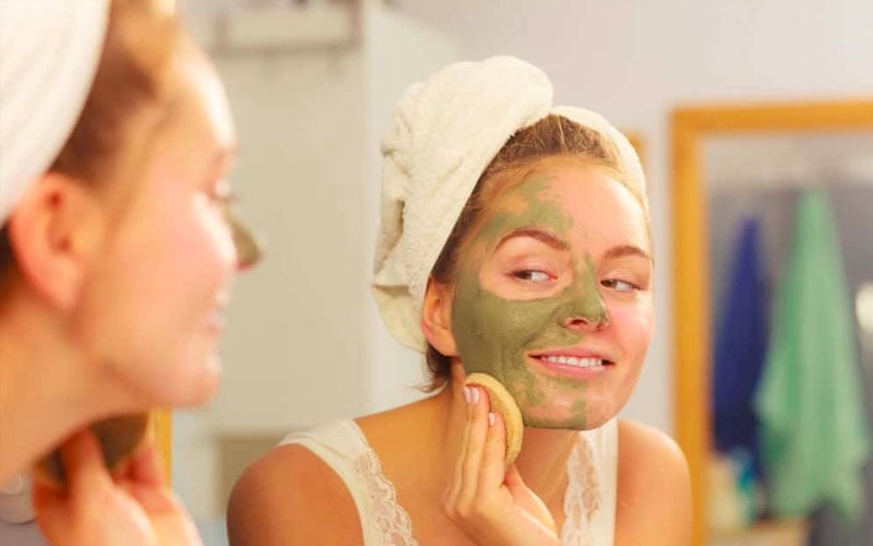 Tẩy da chết, làn da sẽ được kích thích tuần hoàn máu, tái tạo collagen, thúc đẩy sự đàn hồi.