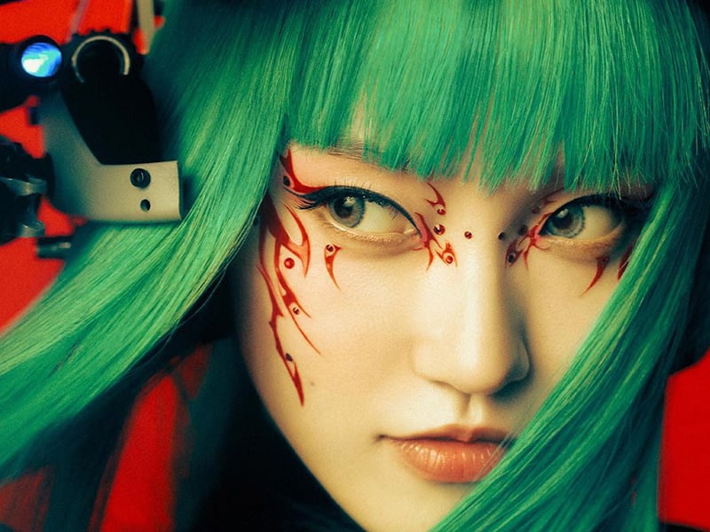 Chisa áp dụng kiểu kẻ eyeliner màu đỏ kết hợp đính đá để hóa thân thành nhân vật trong Blade Runner 2049.