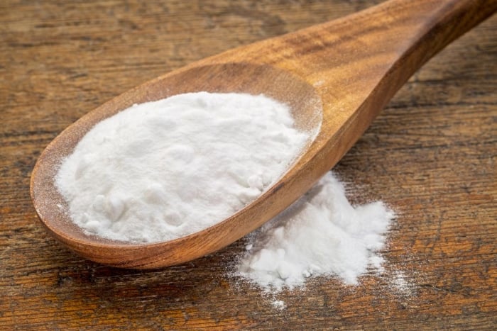 Cho vài thìa baking soda vào bồn tắm xả đầy nước mát và ngâm mình trong khoảng 15-20 phút sẽ làm tăng khả năng phục hồi của vùng da bị cháy nắng, giảm nhanh kích