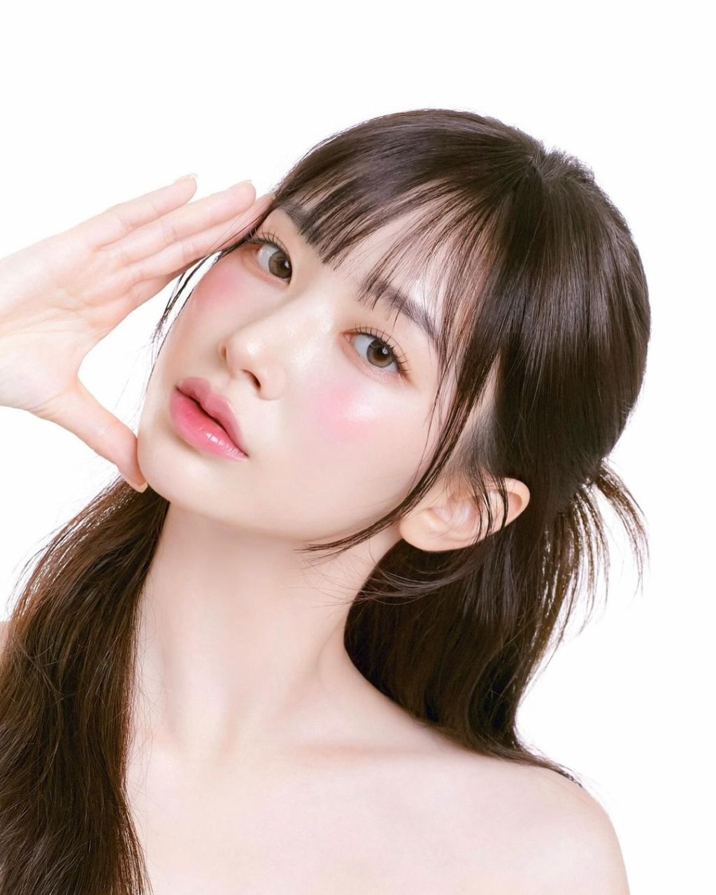 Cô gái da trắng mịn, không mụn trứng cá