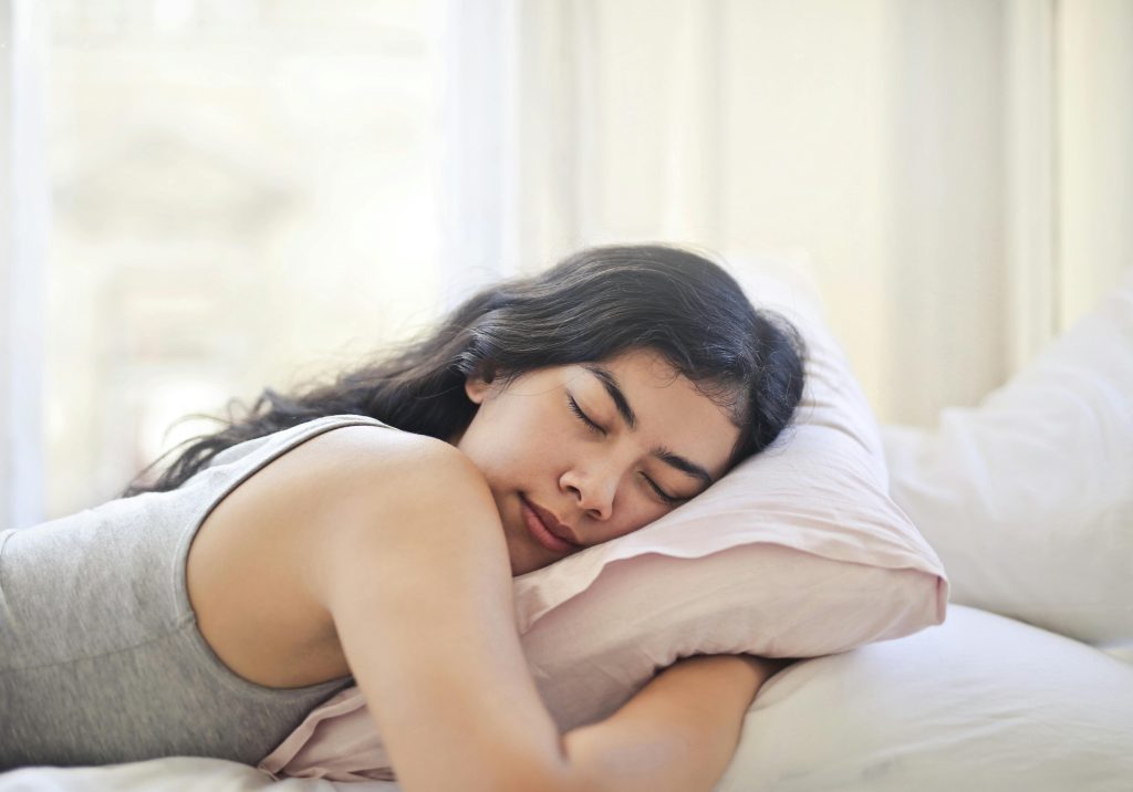 Ngủ đủ giấc giúp dưỡng trắng da