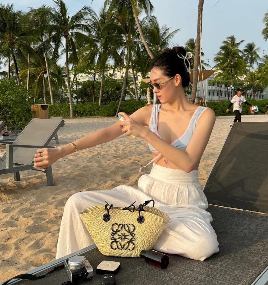 Với cơ thể, Tường San sử dụng sản phẩm dạng xịt tiện dụng, che phủ đều trên da.