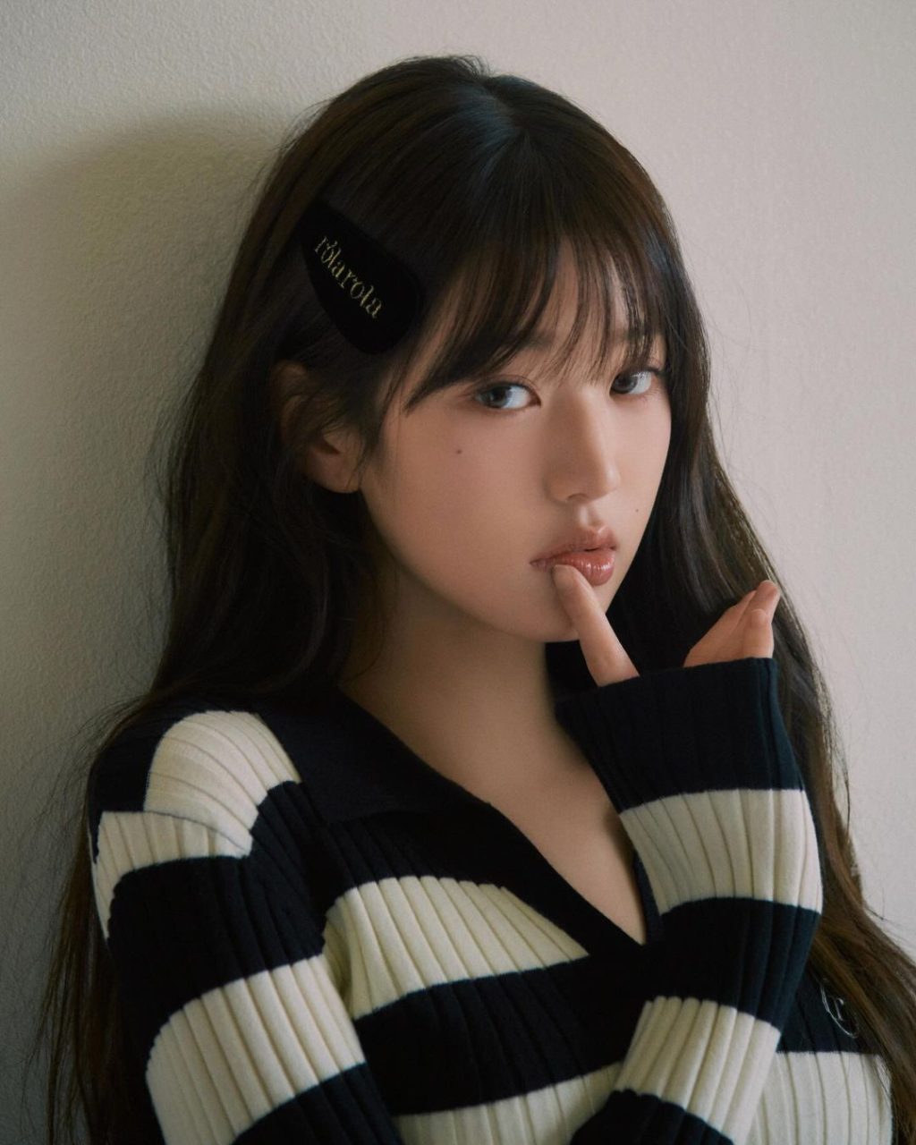 Jang Won Young (IVE) để tóc mái thưa tạo nên hình ảnh trong sáng