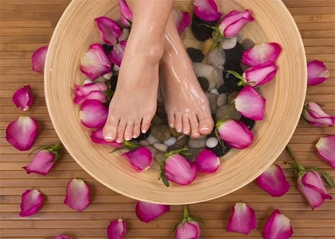 Nên để cho móng chân được nghỉ ngơi vài ngày giữa mỗi lần sơn móng.