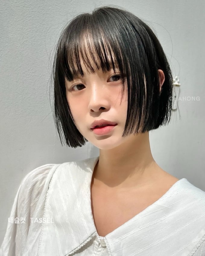 Muốn diện mạo thêm nổi bật và trẻ trung, chị em có thể nhuộm nâu hoặc cắt mái thưa.