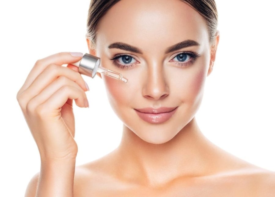 Lượng serum thoa lên da phải đủ để các hoạt chất, quá ít không thể thẩm thấu sâu vào da và phát huy tác dụng ngừa lão hóa.