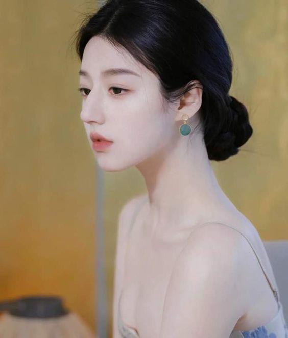 Nếu bạn có làn da khô, sử dụng sữa chua Hy Lạp nguyên chất béo có thể làm cho làn da của bạn siêu mềm mại