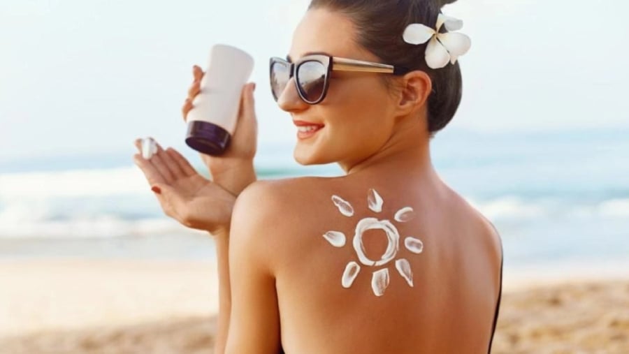 Dù bơi lội trong hồ bơi hay ngoài trời đều tiềm ẩn nguy cơ gây hại cho da. Để bảo vệ da khỏe mạnh, việc sử dụng kem chống nắng là bước thiết yếu...