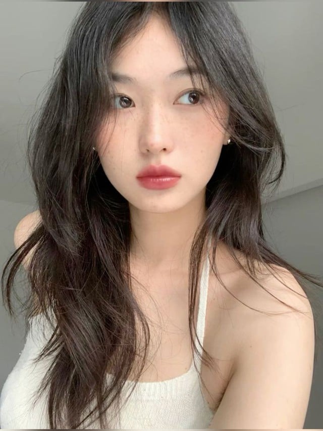 Nếu để những lớp kem chống nắng tích tụ lại dưới da thời gian dài sẽ dễ gây bít tắc lỗ chân lông.