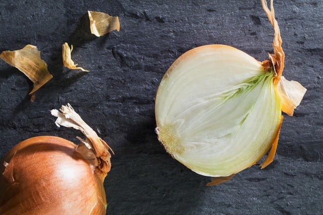 Hành tây chứa Allium tác động đến răng theo cơ chế tương tự như khi bạn đánh răng, giúp răng trở nên sạch và sáng.