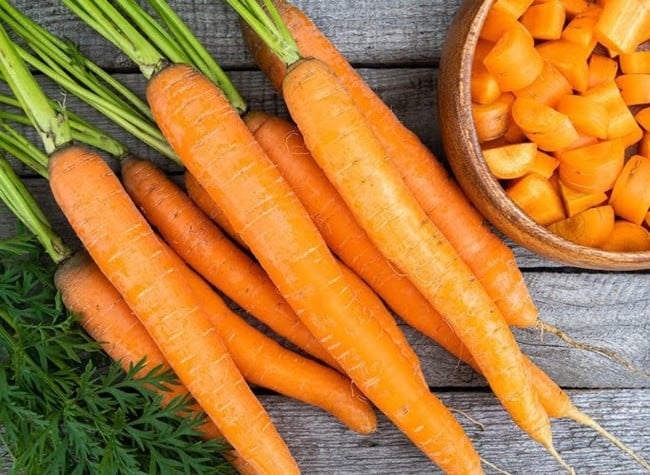 Cà rốt dược coi là một loại “bàn chải” tự nhiên, giúp cạo bỏ mảng bám và thức ăn trên răng.