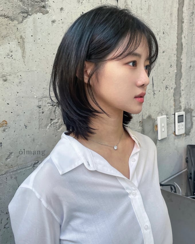 Kiểu tóc này đảm bảo độ nhẹ mát, và tạo cảm giác gương mặt tươi sáng, rạng rỡ hơn.
