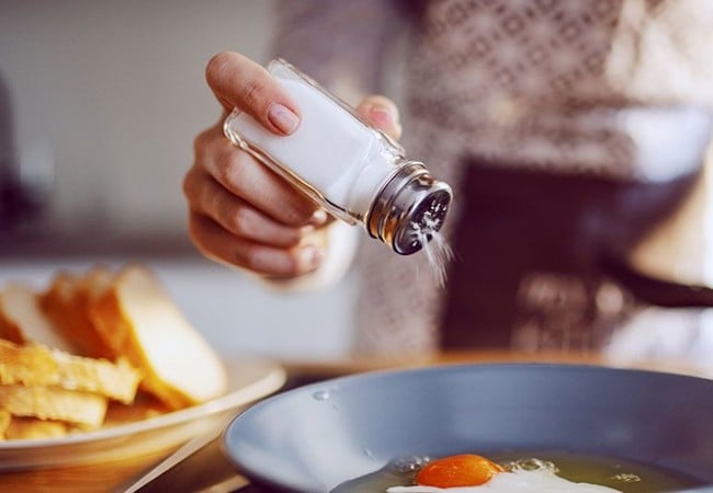 Các loại thực phẩm chứa lượng natri cao khiến cơ thể giữ nhiều nước, dẫn đến đầy hơi và tăng cân.