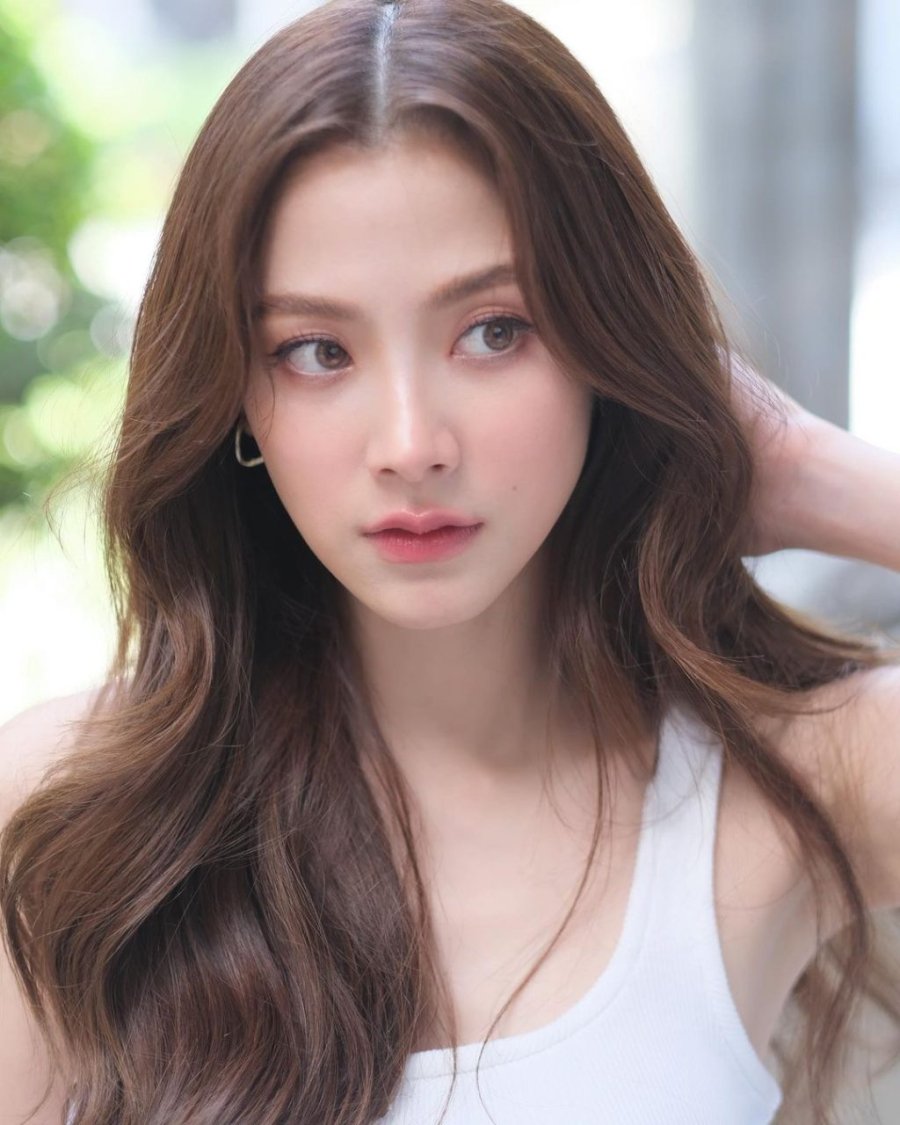 Bạn nên xịt dầu gội khô vào phần chân tóc, dùng ngón tay hoặc lược nhẹ nhàng chải nhẹ nhàng.