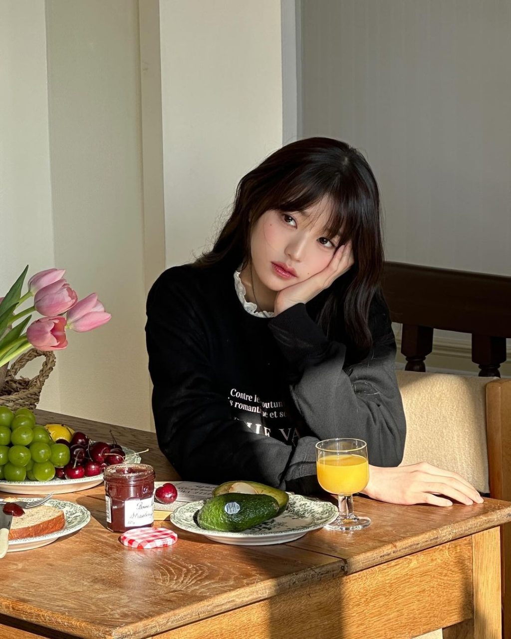 jang won young mặc áo đen