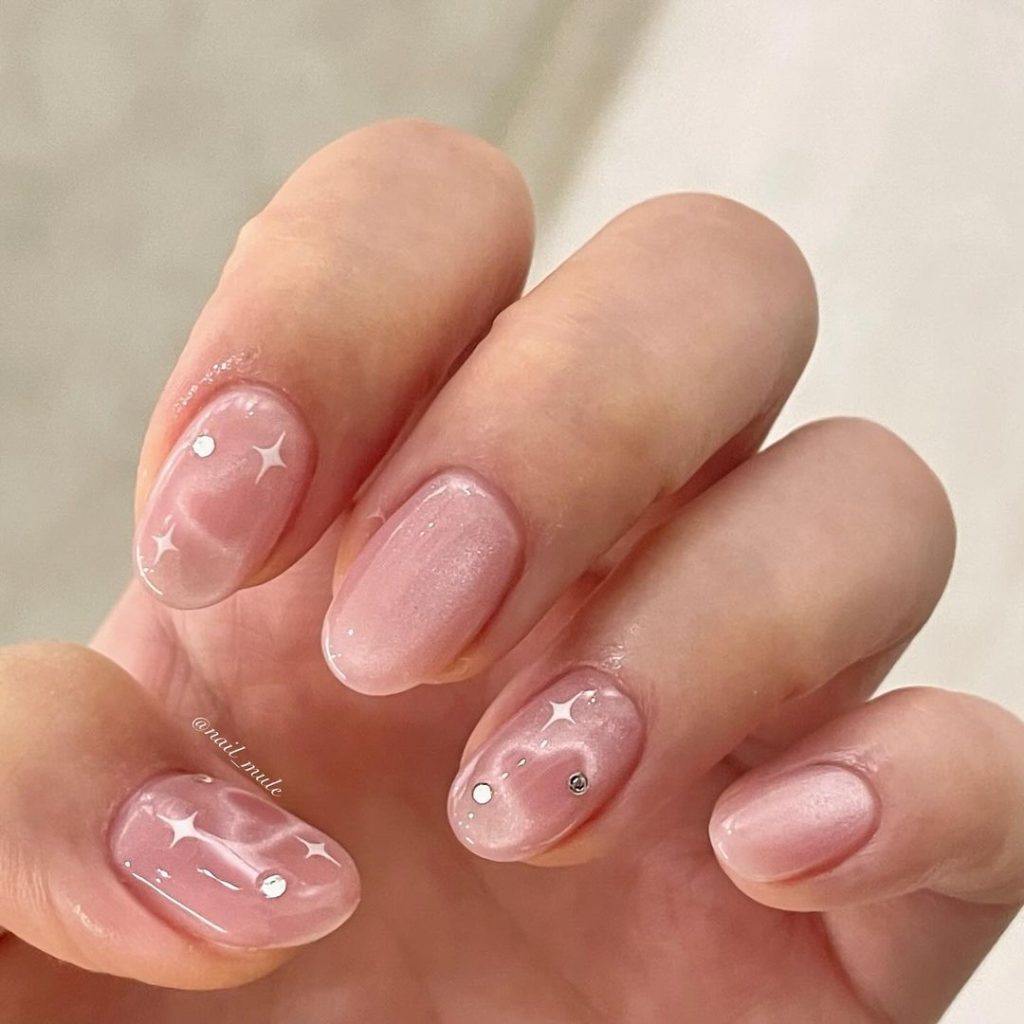 Mắt mèo - nail với họa tiết hình trái tim và đính đá