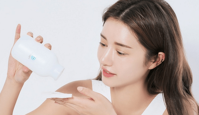 Nước hoa hồng giúp kiểm soát việc sản xuất dầu dư thừa, từ đó làm giảm sự bùng phát mụn trứng cá.