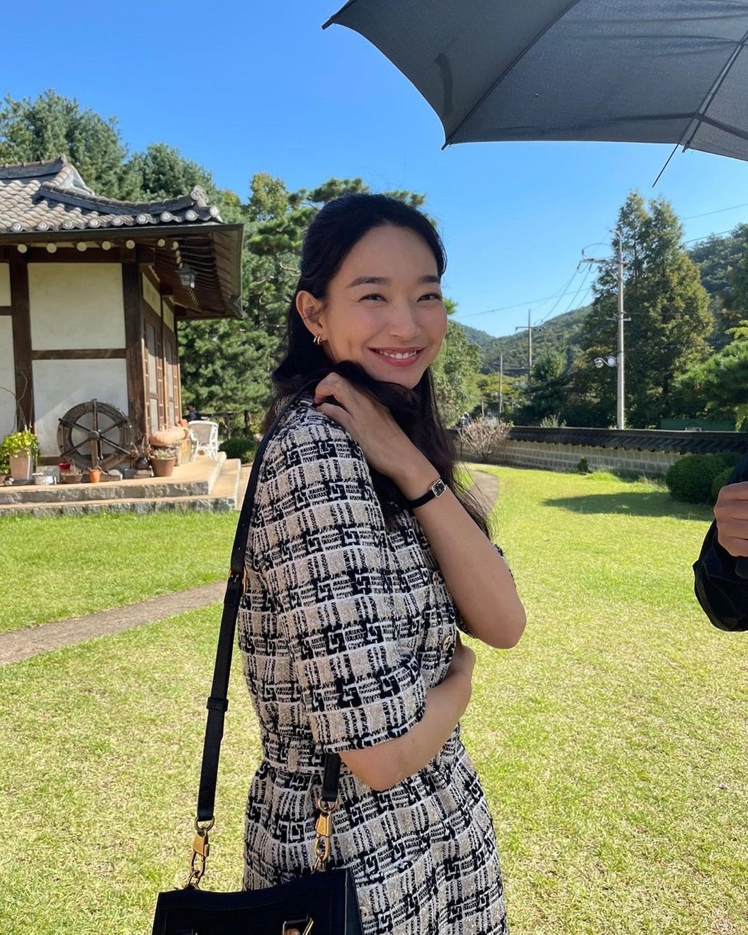 shin min ah cười tươi lộ má lúm đồng tiền
