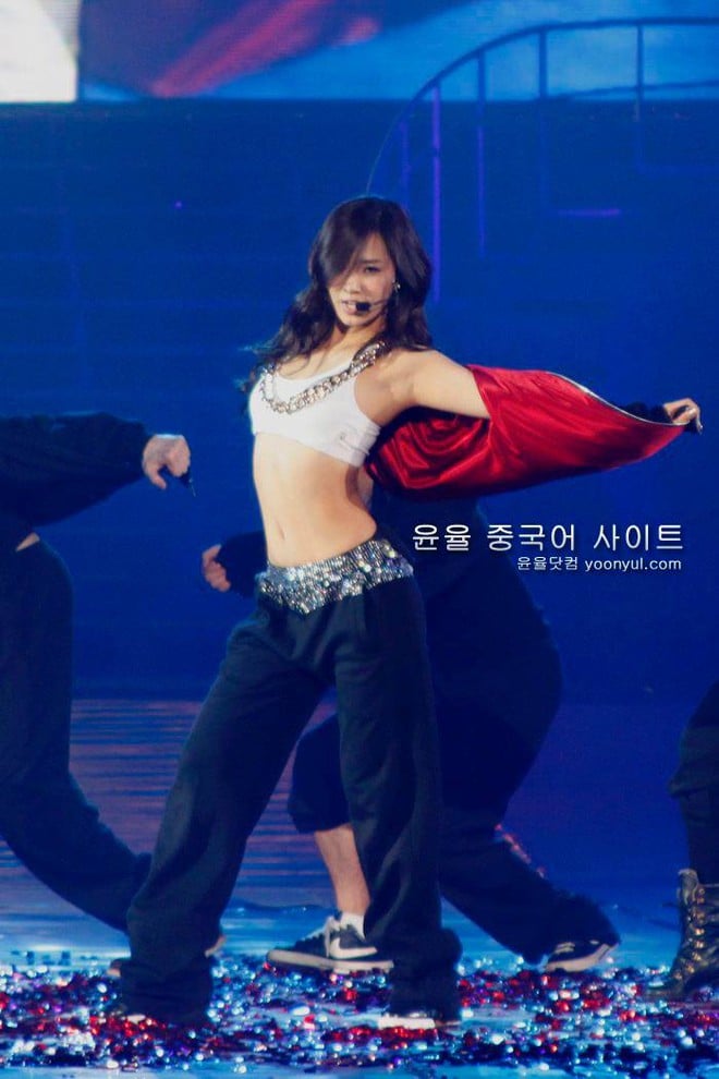 Cô nàng sở hữu làn da nâu căng bóng, khoẻ khoắn, nổi bật hẳn so với dàn idol nữ chuộng da trắng sứ thời bấy giờ.