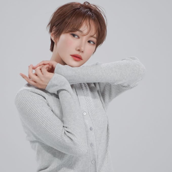 Các kiểu tóc ngắn của Go Jun Hee đều chuẩn mốt, giúp vẻ ngoài trở nên trẻ trung hơn mà vẫn có sự sang trọng.