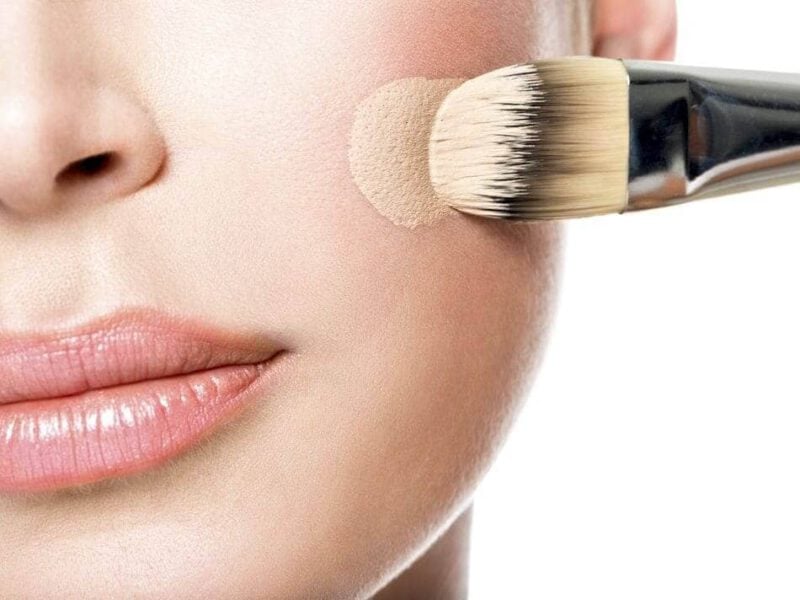 Sử dụng một loại kem nền nhẹ tạo cảm giác sạch sẽ.
