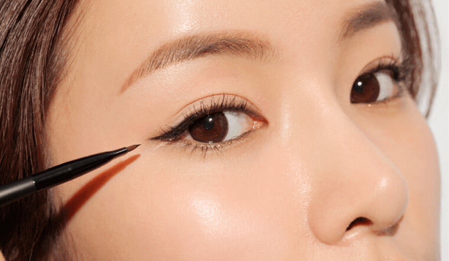 Kẻ eyeliner thật mảnh để mắt cao và to hơn