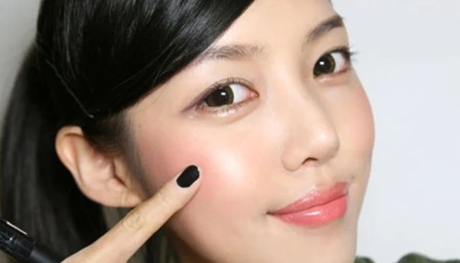 Trang điểm má hồng tự nhiên, trẻ trung mà không kém phần sang trọng