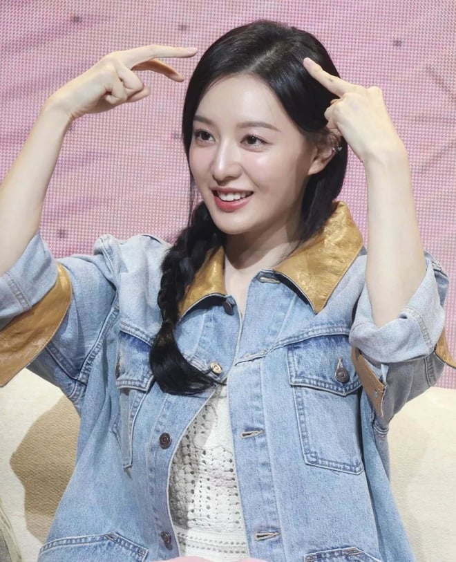 Kim Ji Won sử dụng toner dưỡng ẩm để cấp nước cho làn da