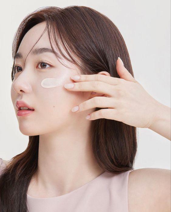 Sử dụng mặt nạ trị mụn và trị mụn là những bước bổ sung mà người ta cần tuân theo để duy trì làn da sạch mụn.
