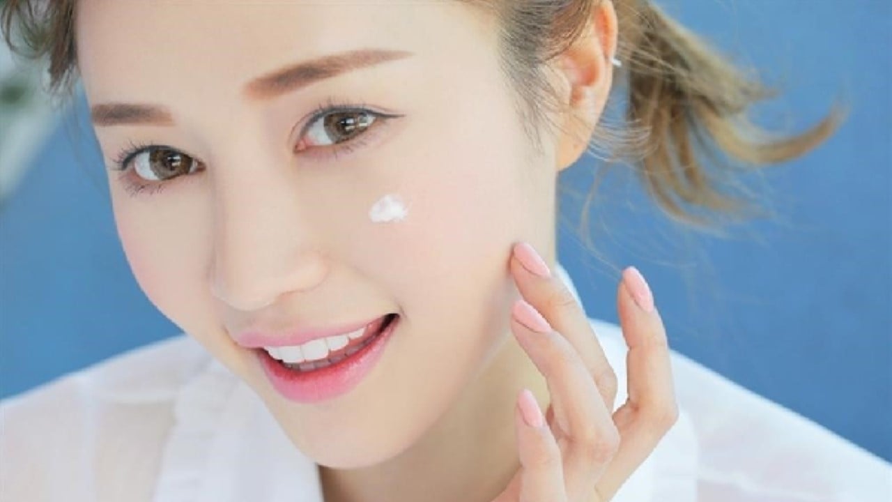 Bạn hãy tìm loại kem chống nắng phổ rộng với ít nhất là SPF 15.