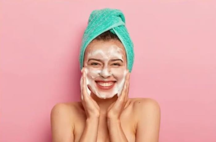 Bước quan trọng đầu tiên cho các sản phẩm ban đêm được chuẩn bị bằng cách rửa mặt sạch trước khi đi ngủ.