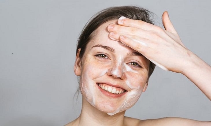 Hãy để ý những sản phẩm có chứa “metanol”, “etanol” hoặc “ethyl” trong danh sách thành phần của chúng.