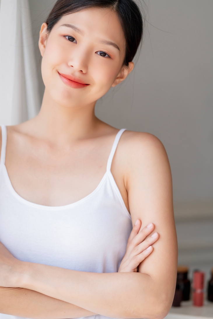cô gái khoanh tay cười