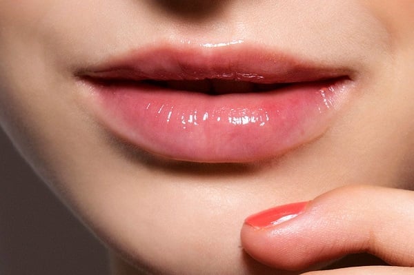 Có thể dùng phấn nền hoặc phấn phủ, phủ nhẹ một lớp vào cả hai môi trên và dưới để môi nhìn dày hơn.