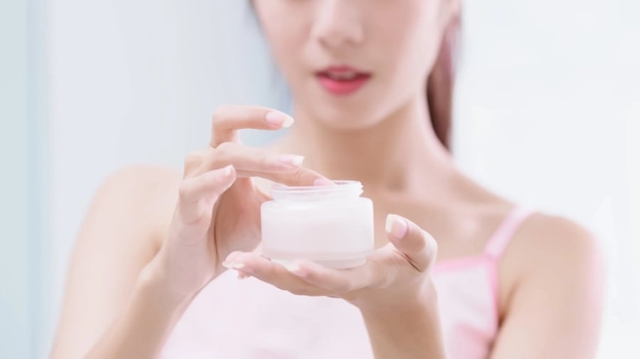 Kem dưỡng ẩm giúp làn da luôn cảm thấy tươi mát và thoải mái suốt cả ngày dài.