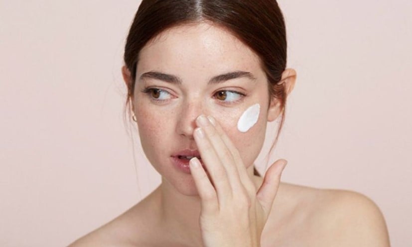 Vitamin C là một trong những chất chống oxy hóa mạnh mẽ, giúp bảo vệ da. Nên thoa trước khi dùng kem chống nắng.
