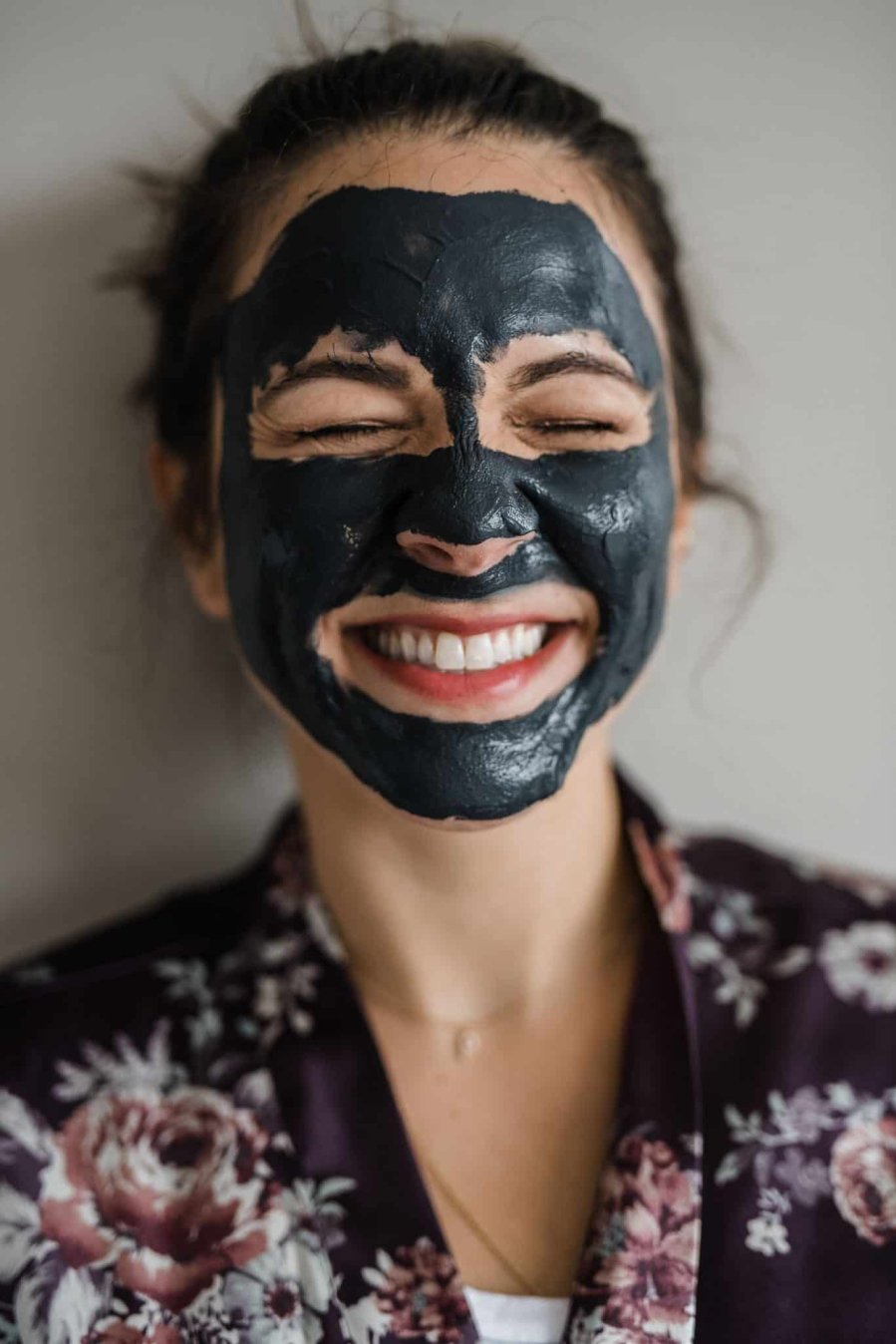 Than hoạt tính có đặc tính hấp phụ giúp hút độc tố, bã nhờn, giữ cho nó sạch sẽ và thông thoáng.
