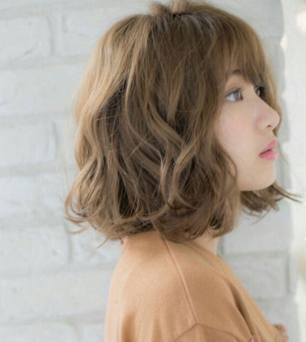 Kiểu tóc ngắn uốn xoăn luôn ghi điểm nhờ sự nữ tính và bay bổng