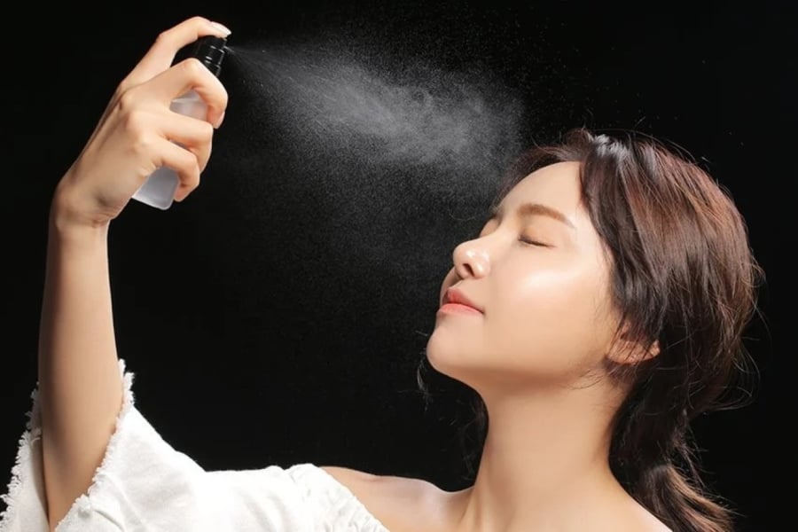 Xịt khoáng giúp cung cấp độ ẩm tức thời, làm mát da làn da mệt mỏi, thiếu nước.