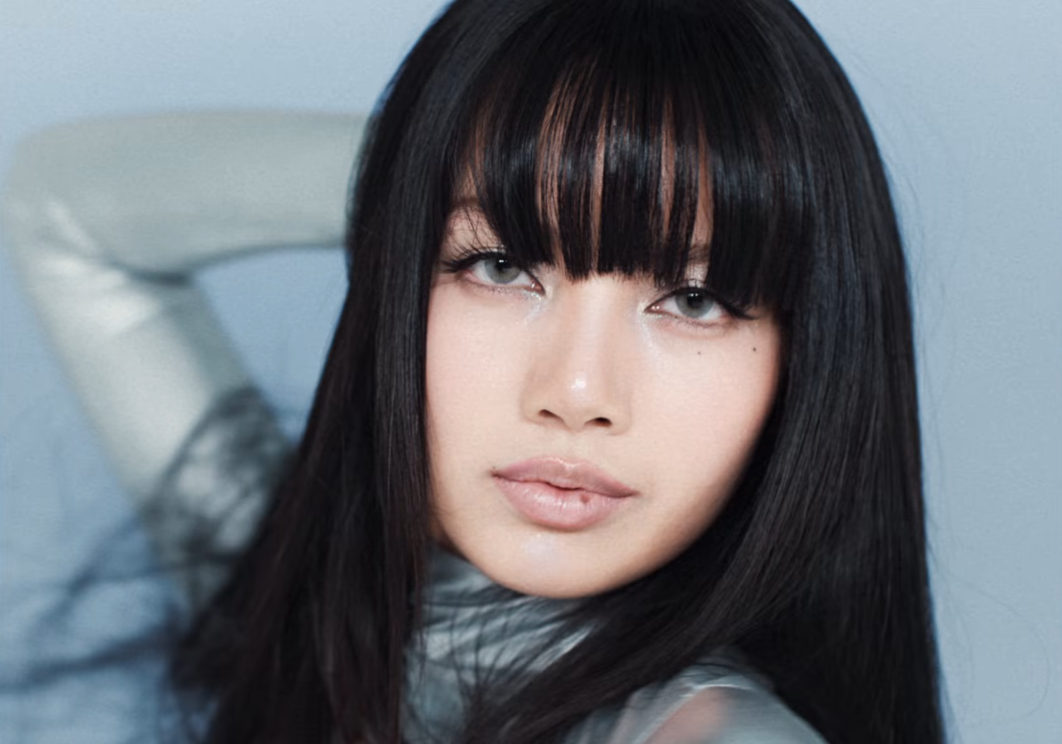 Lisa với diện mạo cá tính trong MV mới Rockstar